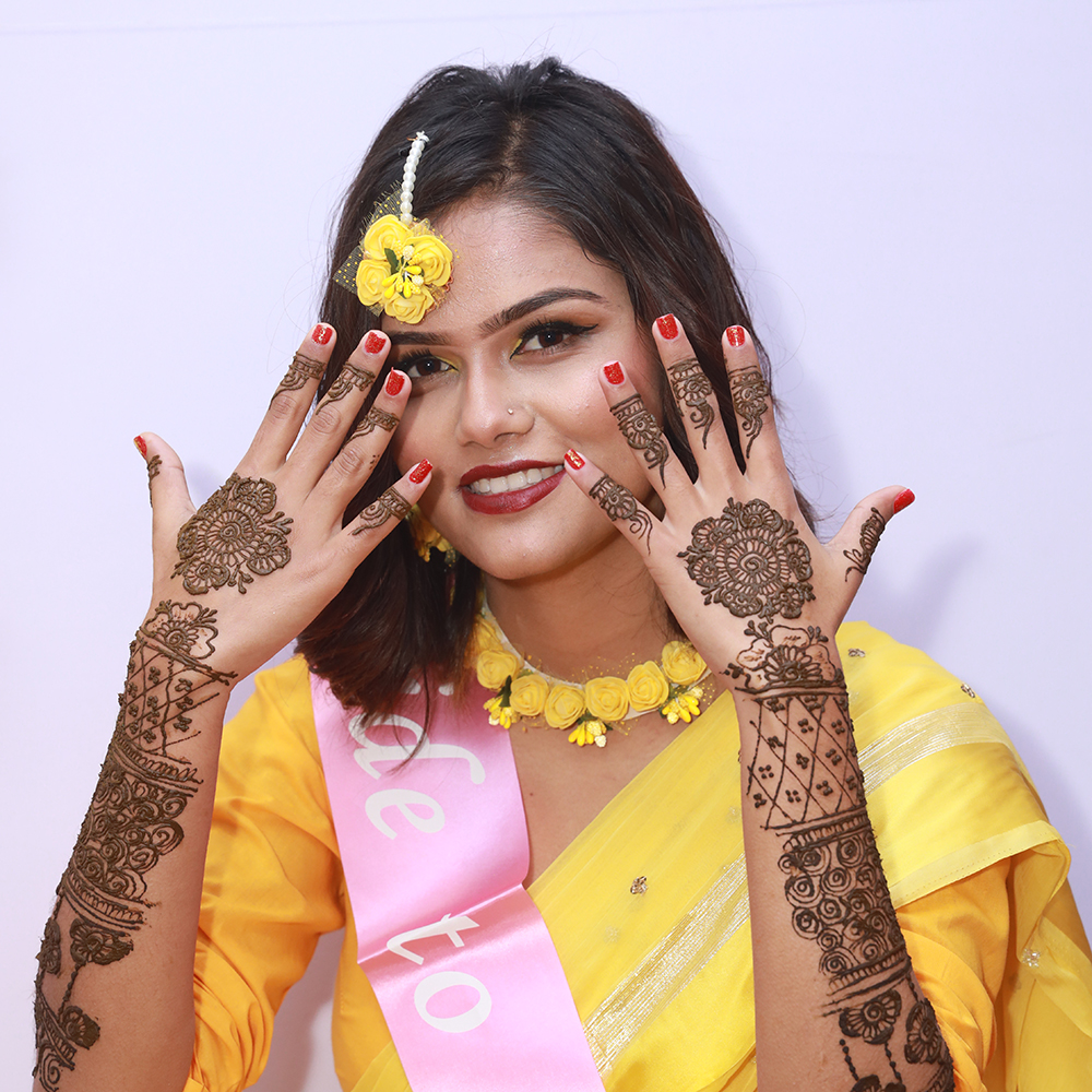 Bookmark These Unique & Best Wedding Mehndi Poses for Brides for Your  Upcoming Mehndi Photoshoot!